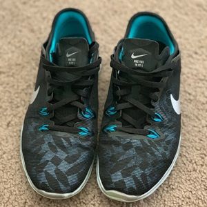 Black and blue Nike Free TR Fit 5